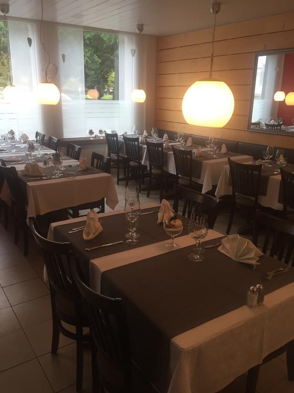 Hotel & Restaurant Stadthof Glarus Bagian luar foto