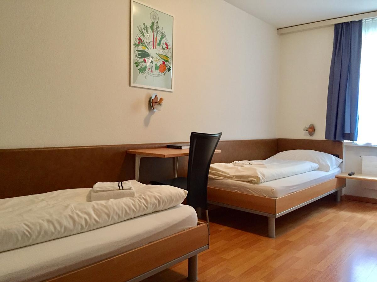 Hotel & Restaurant Stadthof Glarus Bagian luar foto
